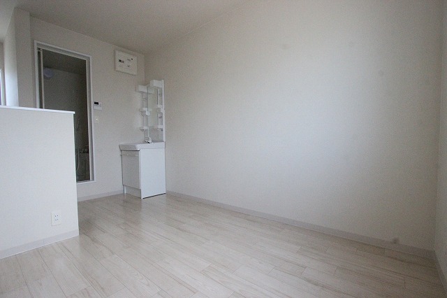 居室・リビング　同物件、別号室のものです。