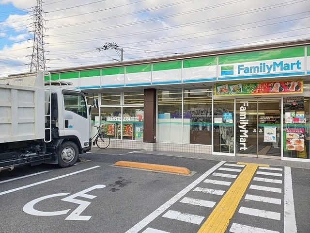 コンビニ　ファミリーマート様（コンビニ）まで220m