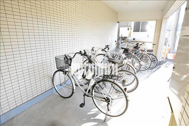 駐車場　屋根付き駐輪場完備