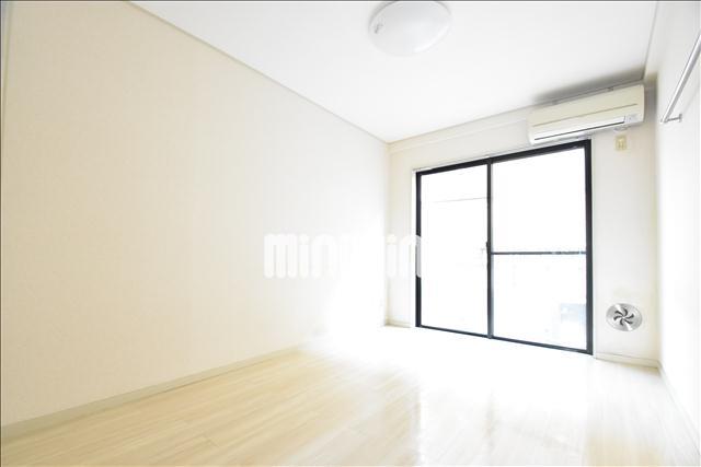 居室・リビング　白基調の爽やか内装