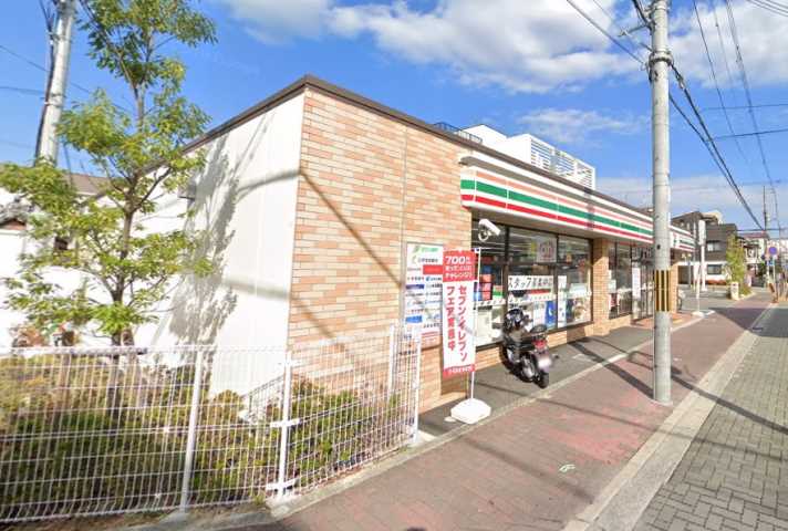 コンビニ　セブンイレブン（コンビニ）まで451m