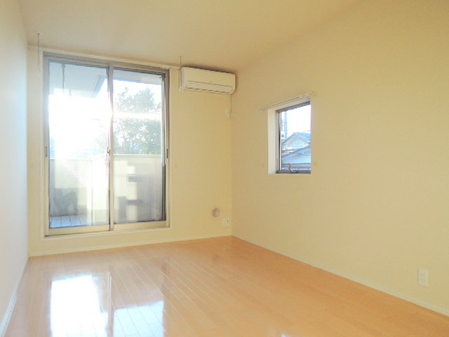 居室・リビング　角部屋２面採光　日当り良好な洋室７帖