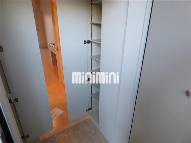 玄関　下駄箱両側にあり