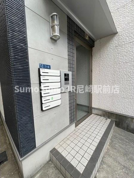 エントランス　落ち着いたエントランスです