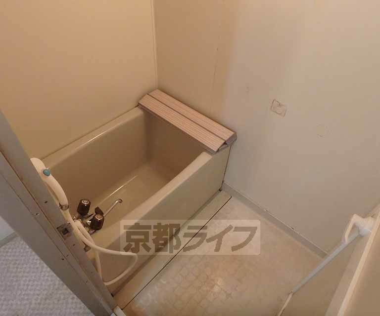 バス・シャワールーム　バスルームです