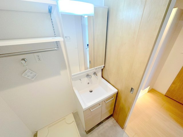 洗面設備　身支度が出来る独立洗面台です。