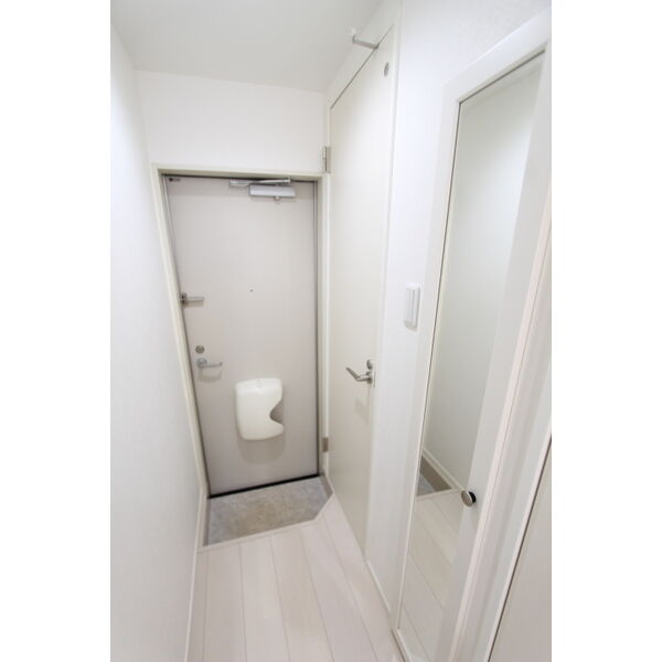 玄関　同タイプのお部屋の写真です。
