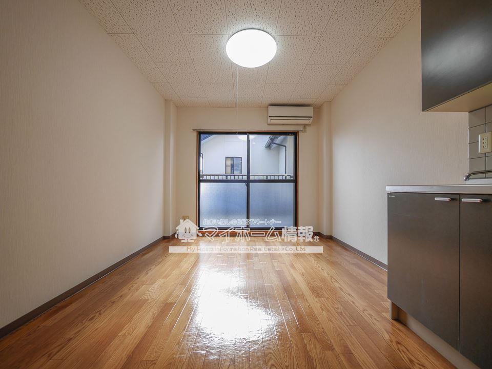 居室・リビング　日差しがたっぷり差し込む洋室6.9帖♪