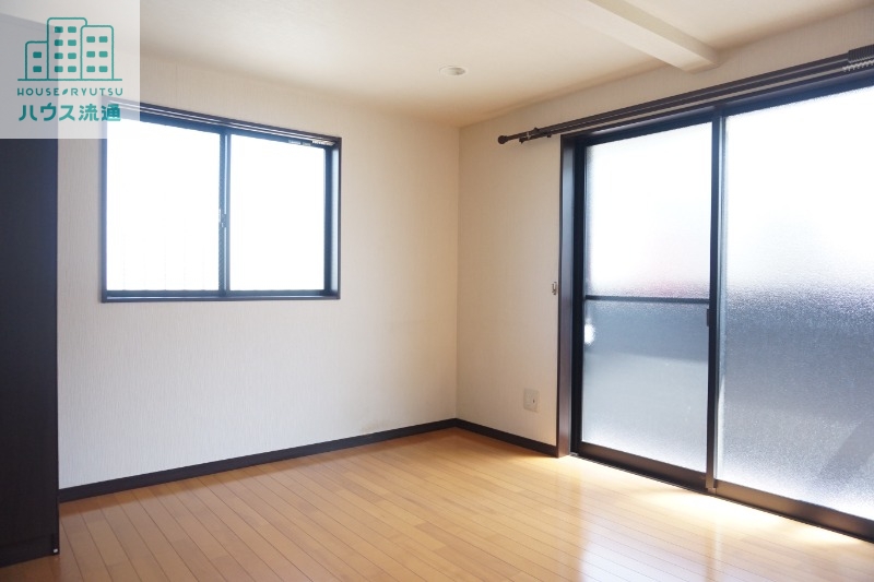 居室・リビング　写真は別号室です。