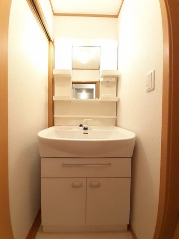 洗面設備　ゆったりとスペースのある洗面所