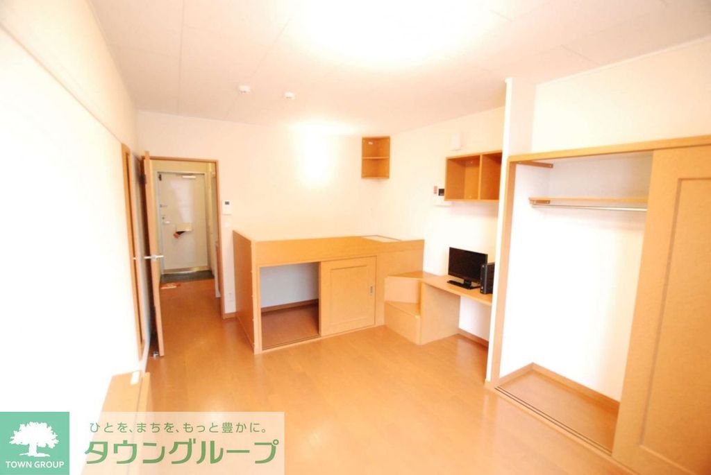 居室・リビング　1階フローリング、2階カーペット