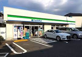 コンビニ　ファミリーマート世田谷中町店（コンビニ）まで523m