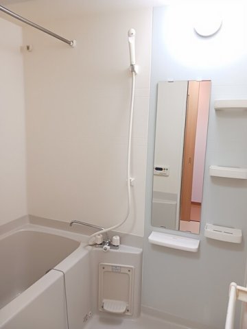 バス・シャワールーム　コンパクトで使いやすいお風呂です