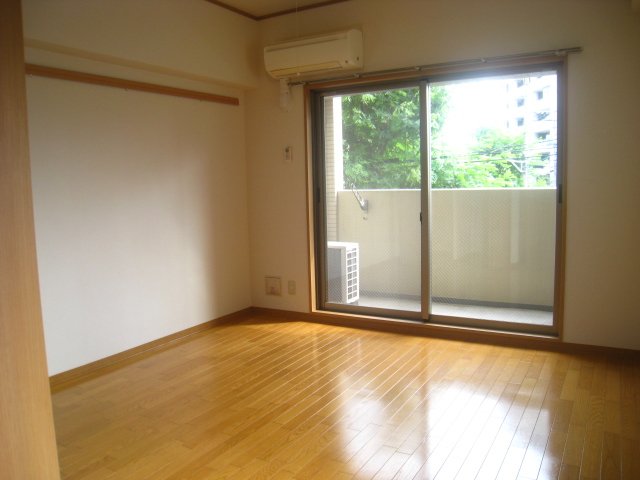 居室・リビング　写真は別号室です。