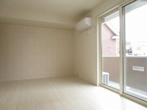 居室・リビング　同物件別部屋