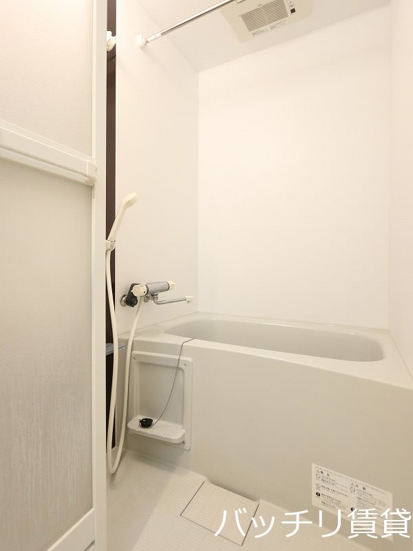 バス・シャワールーム　別号室タイプの為、現状を優先致します。