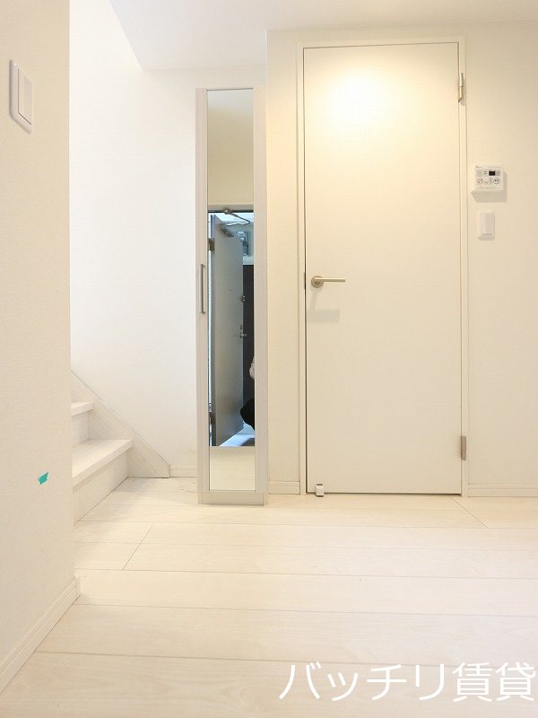 玄関　別号室タイプの為、現状を優先致します。