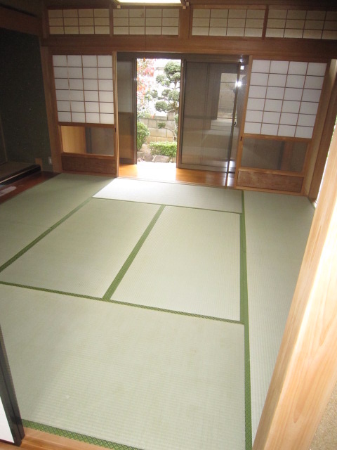 上四条一戸建の居間写真