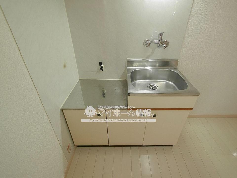 キッチン　キッチン周りにはパネルが貼ってあるのでお手入れ簡単