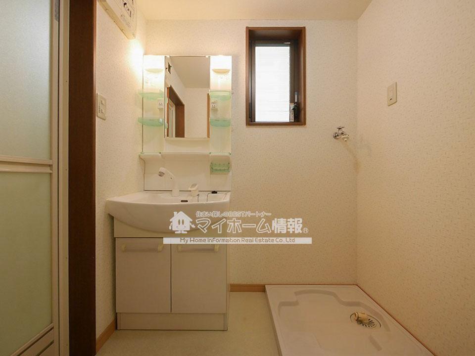 洗面設備　広い洗面台は忙しい朝に嬉しいですね！