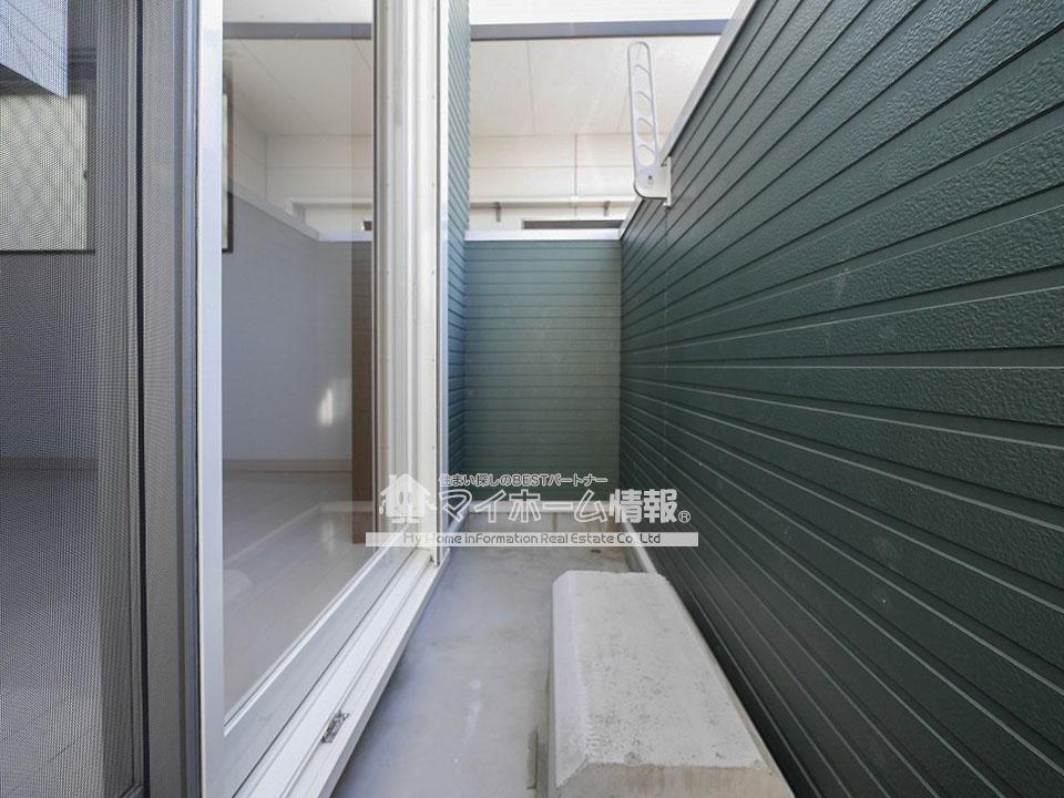 バルコニー　広々としたベランダは、お洗濯物もたくさん干せます！