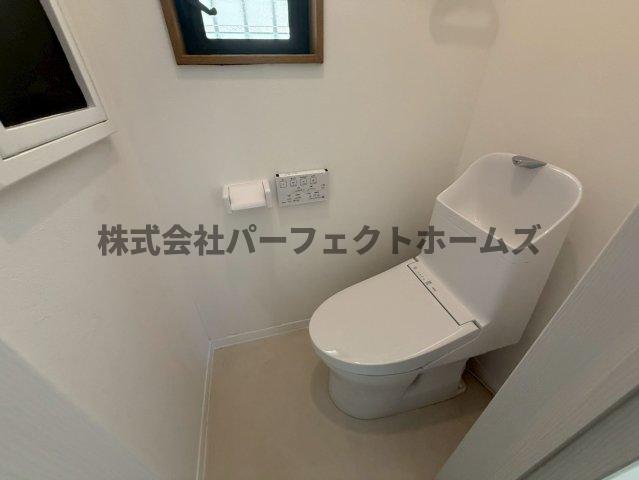 トイレ　落ち着いた色調のトイレです