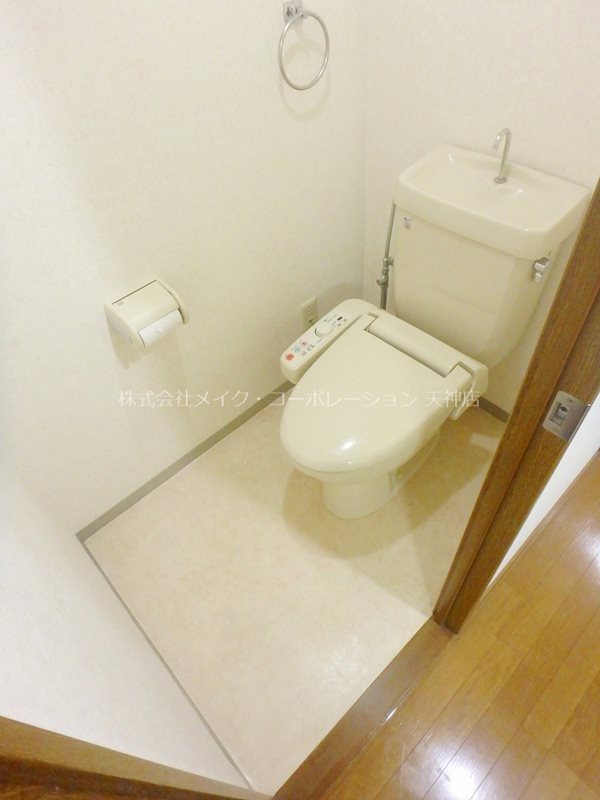 トイレ　※参考のため、同物件別号室の写真となります。