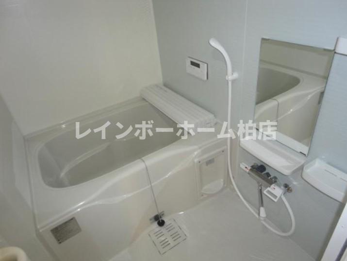 バス・シャワールーム　追い焚き機能・浴室乾燥機があります
