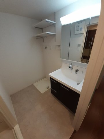 洗面設備　明るい洗面所です