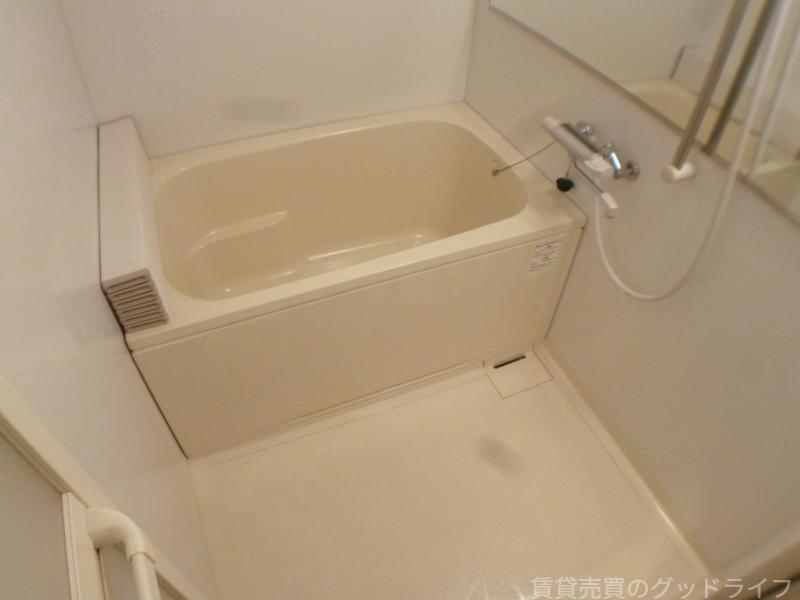 バス・シャワールーム　ゆとりのある浴槽とワイドな鏡です。