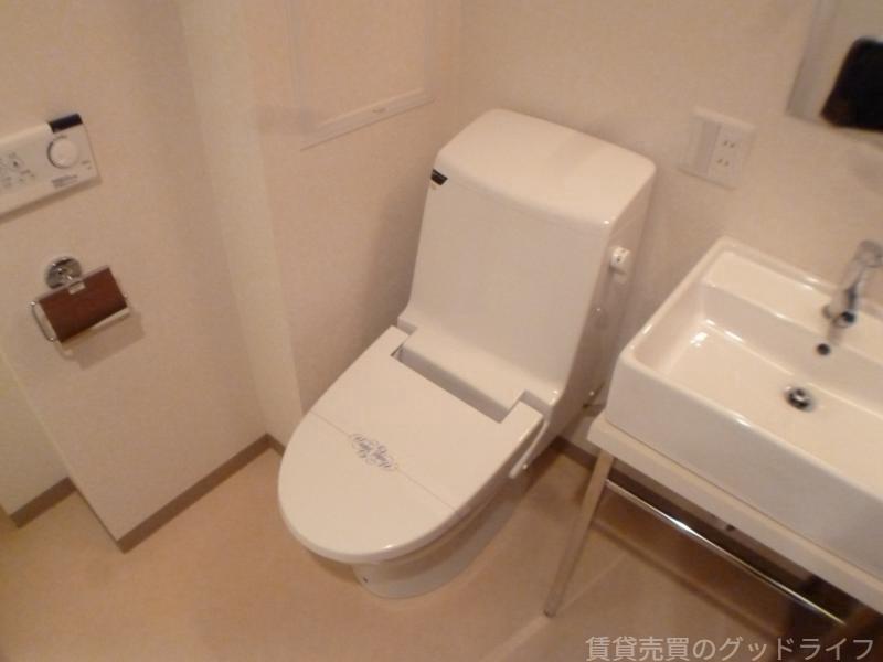 トイレ　温水洗浄機能付き便座です。
