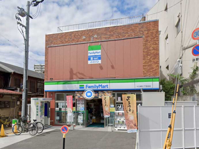 コンビニ　ファミリーマート十三本町二丁目北店（コンビニ）まで120m