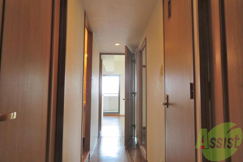 玄関　玄関から見たお部屋の写真です。広いですねー。