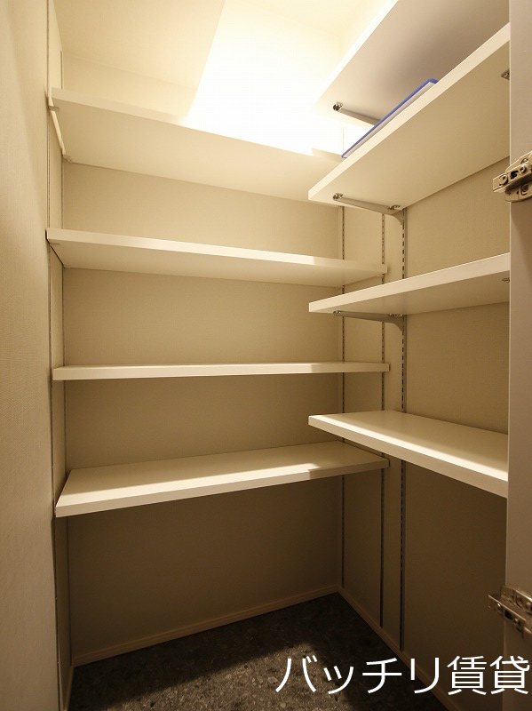 玄関　別号室写真の為現況を優先致します。