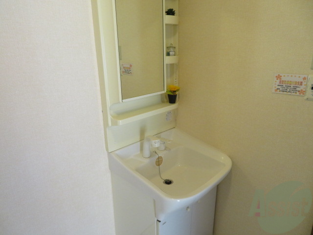 洗面設備　洗面台。朝の身支度はここでばっちり決めましょう。