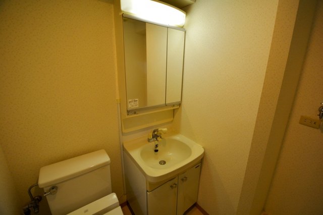 洗面設備　トイレ横に洗面台があり便利です！