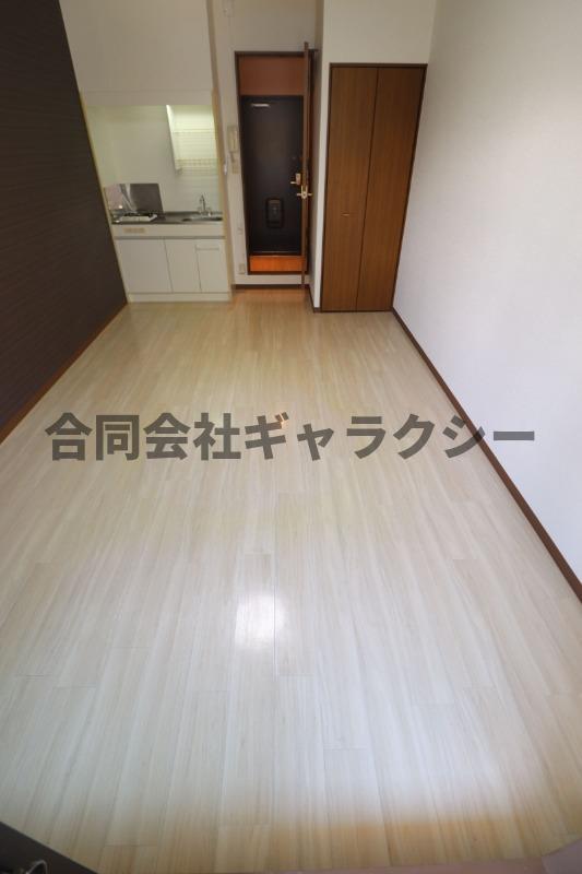 居室・リビング　10帖の広々とした洋室です