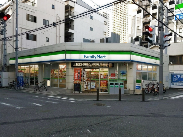 コンビニ　ファミリーマート（コンビニ）まで210m