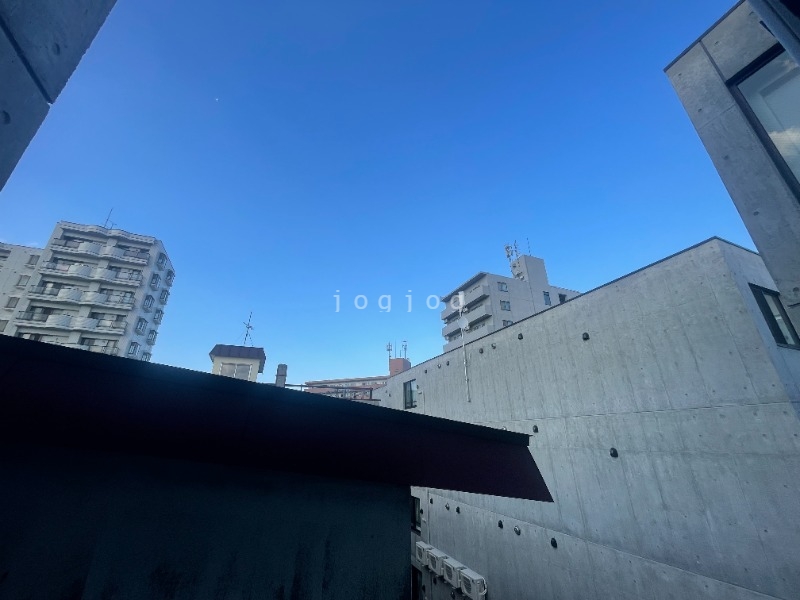 眺望　窓から明るい光が差し込みます。
