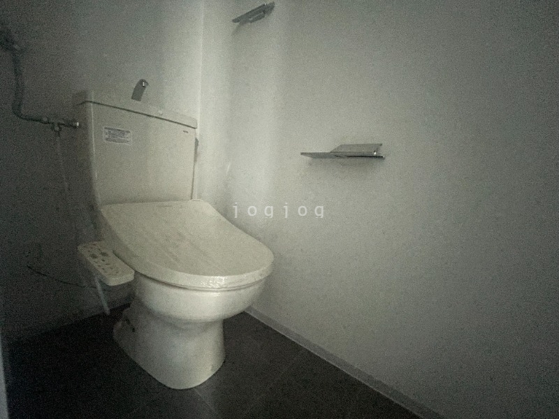 トイレ　嬉しい温水洗浄便座付きのトイレです。