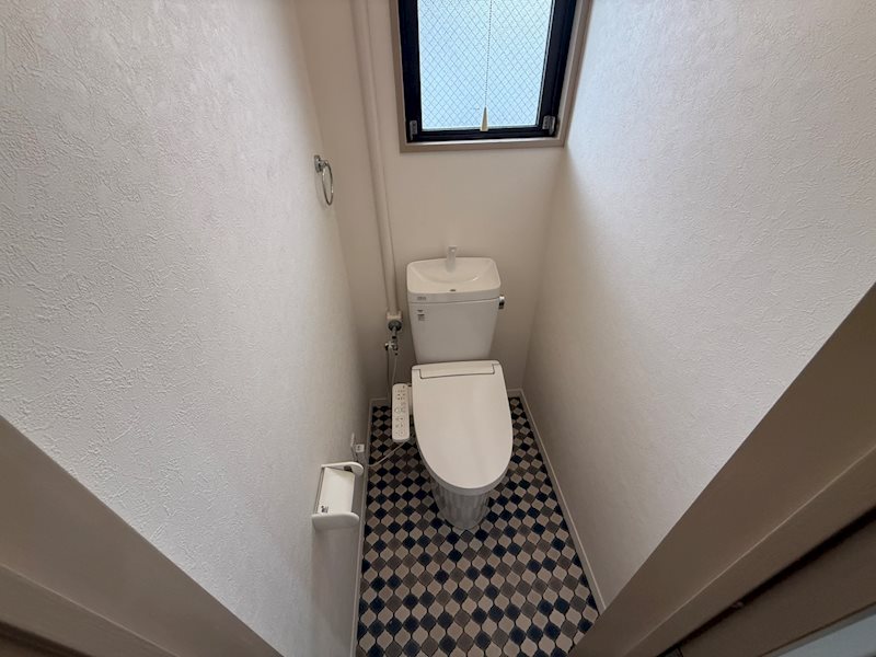 トイレ　同建物同号室の室内写真です。