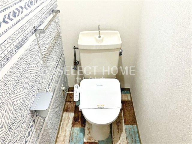 トイレ　落ち着いた色調のトイレです