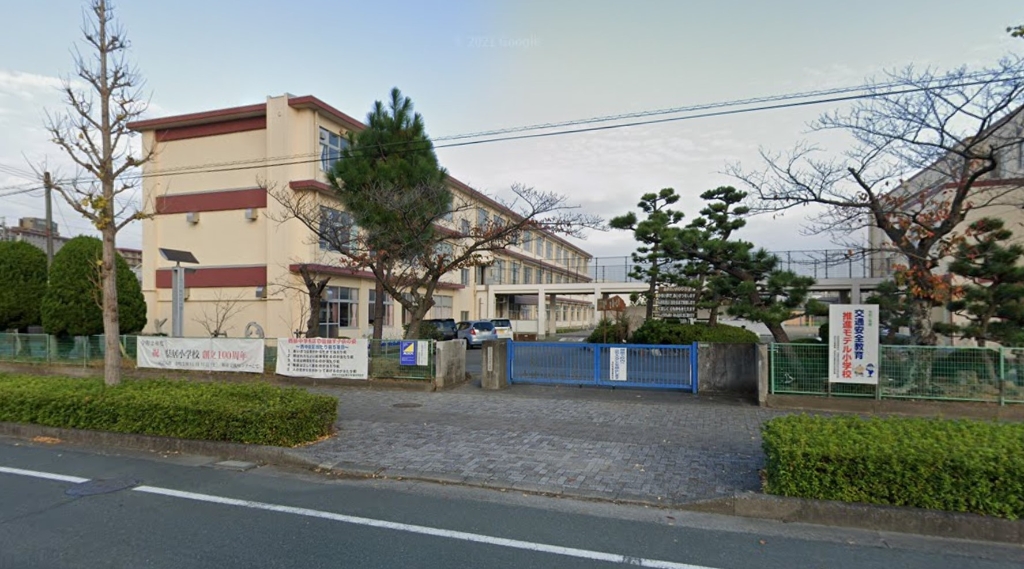 小学校　浜松市立県居小学校（小学校）まで457m