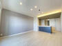 居室・リビング　ダウンライトと間接照明がリビングを華やかに演出