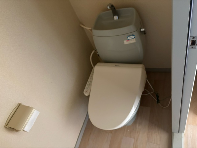 ウォシュレット機能付き暖房便座。