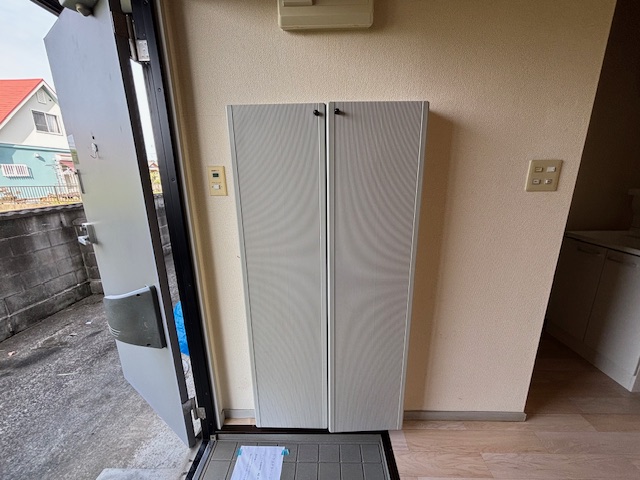 左側にシューズボックス有。