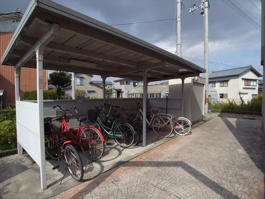 その他共有部分　雨でも安心屋根付駐輪場。