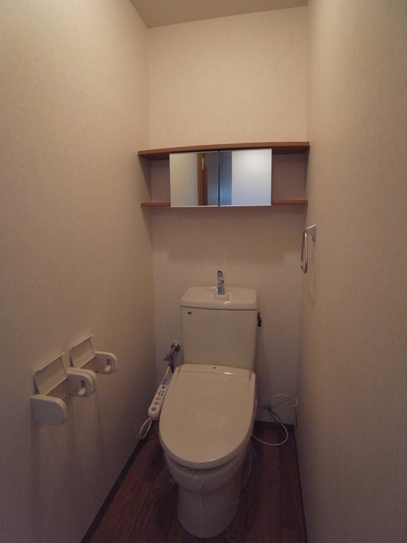 トイレ　バス・トイレ別。便利な収納付です。