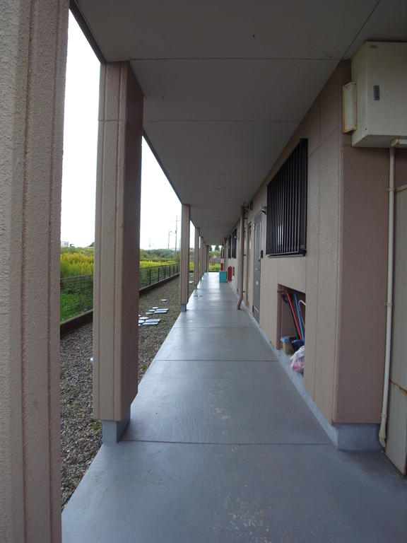 エントランス　玄関前は建物もなく、見晴良好です。
