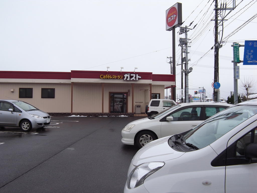 飲食店　ガスト新津店（飲食店）まで613m